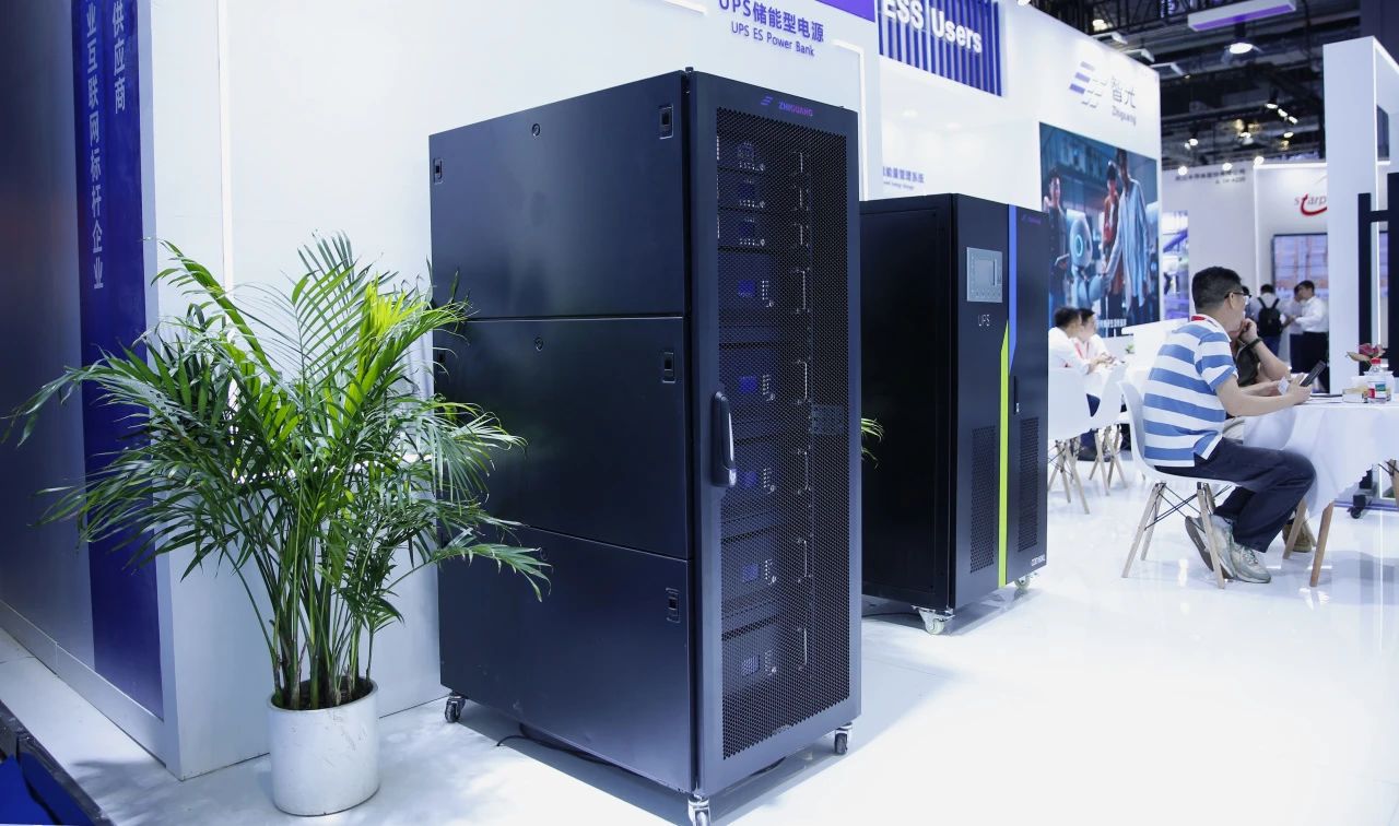 破局光储融合新纪元！新一代光电储一体化电源系统闪灼SNEC2025