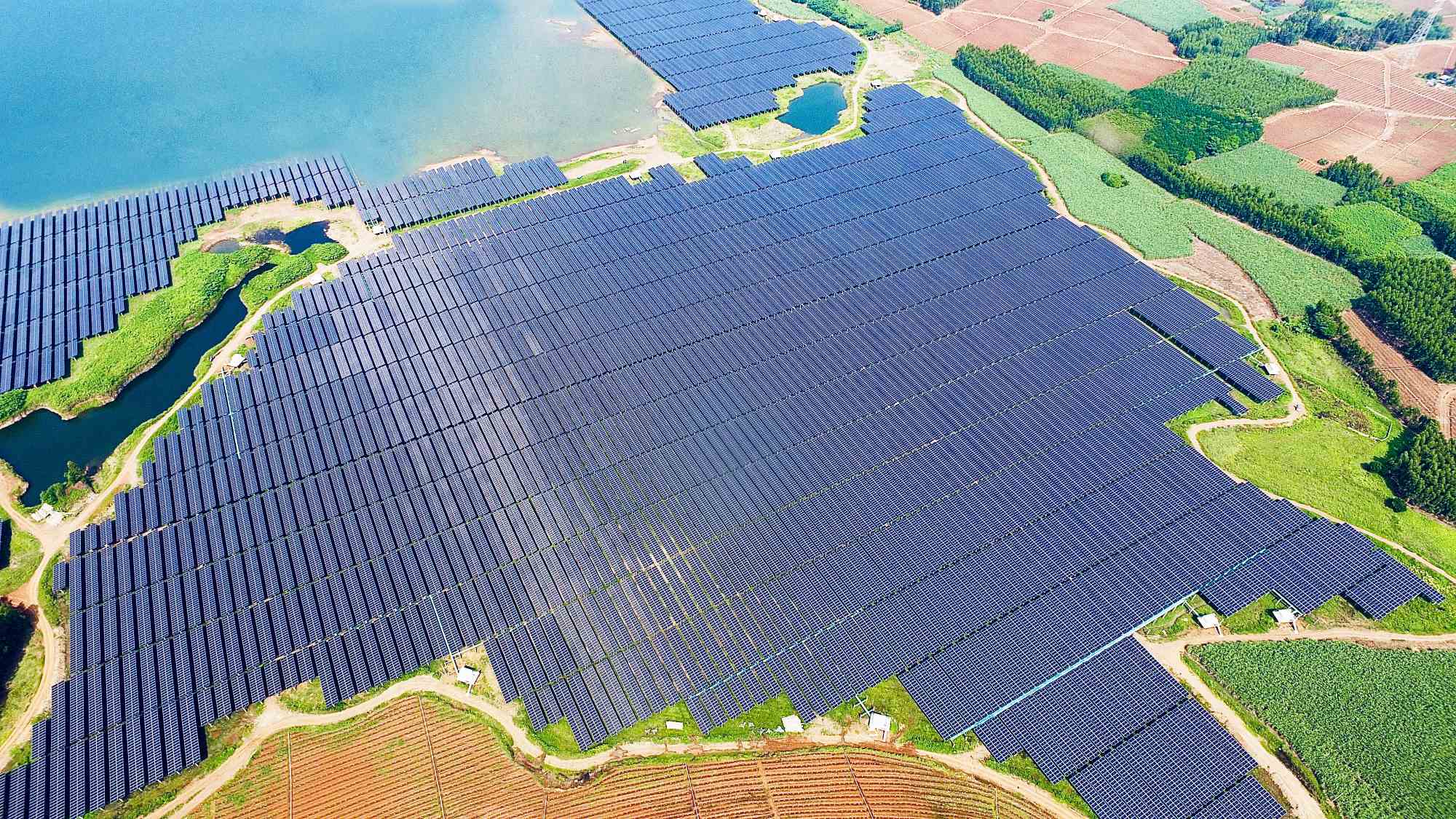 再添殊荣！华跃电力遂溪官田光伏电站项目荣获“2025年度广东优质装置工程奖”